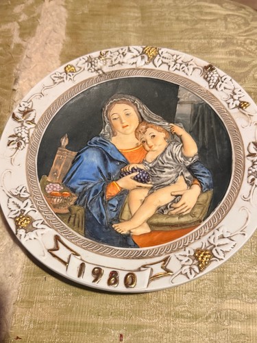 Madonna with grapes relief - grapes, 3d
